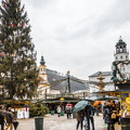 Christkindlmarkt on Salzburg Residenzplatz (1556 visite) Christmas market stalls in Salzburg Residenzplatz Christkindlmarkt on Salzburg Residenzplatz